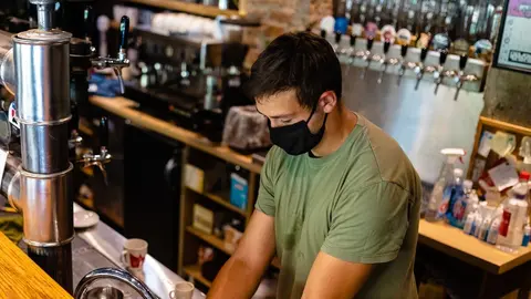 Camarero en un bar de Andaluc&iacute;a con marcarilla por la situaci&oacute;n Covid-19