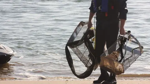 Marisqueo ilegal en el r&iacute;o Piedras en Huelva