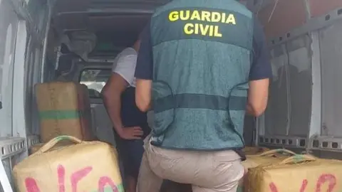 Guardia Civil confiscando el hach&iacute;s de la embarcaci&oacute;n