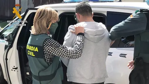Una agente de la Guardia Civil detiene a uno de los acusados por agresi&oacute;n sexual