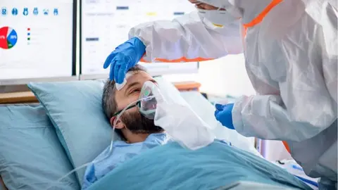 Persona hospitalizada con Covid-19 | Imagen de Archivo