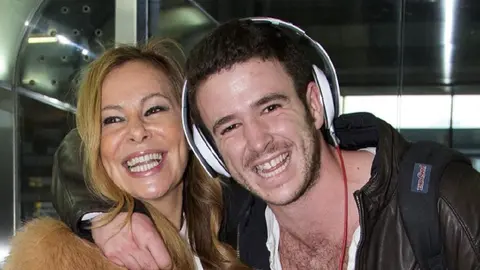 Ana Obreg&oacute;n, en una foto de archivo con su hijo Aless Lequio