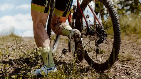 Ciclista por camino rural | Imagen de Archivo