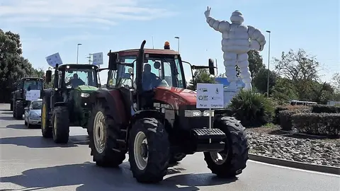 Manifestaci&oacute;n de tractores y turismos en Jerez de la Frontera (C&aacute;diz)
