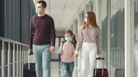 Turistas con mascarilla