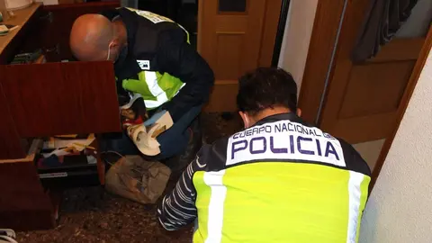 Polic&iacute;a Nacional realizando un registro