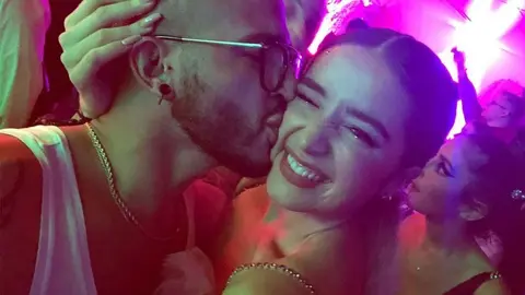 Lola &Iacute;ndigo y su maquillador, Cristo Rodr&iacute;guez