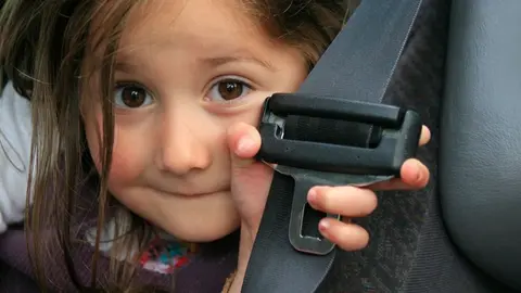 Ni&ntilde;a Cintur&oacute;n de Seguridad