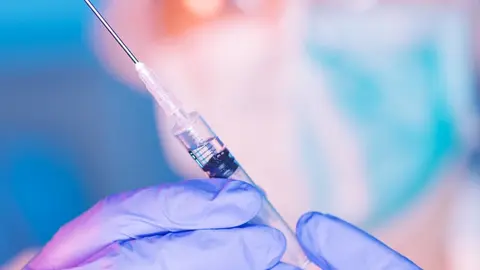 Sanitario preparado para vacunar con AstraZeneca