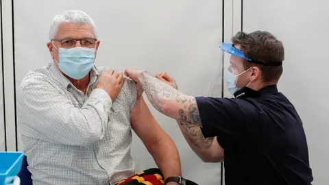 Persona mayor vacun&aacute;ndose contra el Covid-19 con AstraZeneca