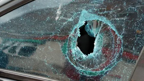 Coche con ventanilla rota | Archivo El MIRA