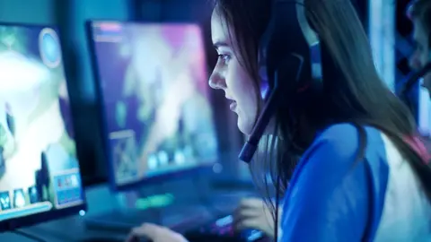 Profesional trabajando en el dise&ntilde;o de un videojuego