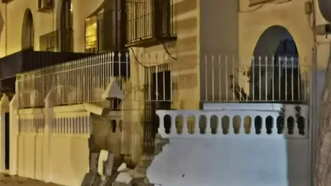 La vivienda de la casa de Chipiona qued&oacute; destrozada por el impacto del coche