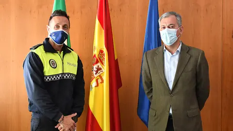 El alcalde de Tomares junto a uno de los dos nuevos agentes que se han incorporado a la Polic&iacute;a Local