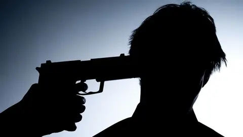 Arma de fuego y cabeza de hombre / Imagen de Archivo