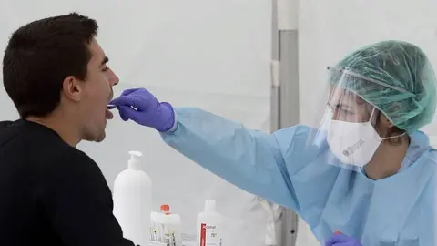 Una sanitaria haci&eacute;ndole un test de Covid-19 a un hombre