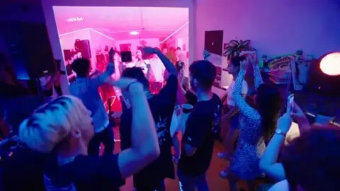 Fiesta ilegal en un hotel de Tarifa