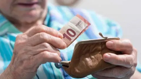 Una persona mayor con dinero