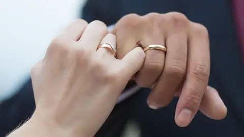 Pareja de novios en su ceremonia de boda
