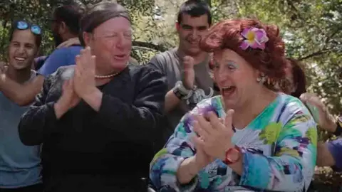 Los Morancos durante el videoclip de 'La Bicicleta'