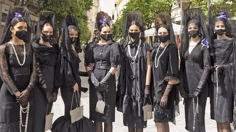 Perfomance en Sevilla de mujeres con mantillas negras