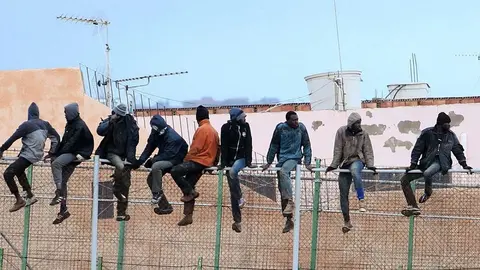 Migrantes saltando la valla de Melilla