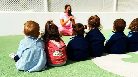 Ni&ntilde;os de educaci&oacute;n infantil en el colegio