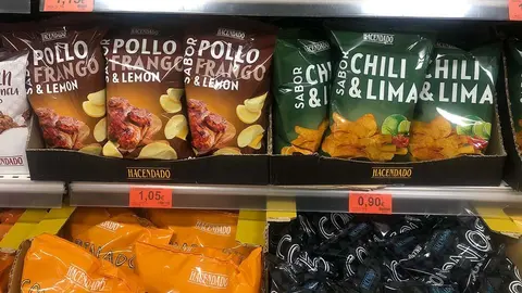 Patatas Fritas Sabor Pollo Asado al Lim&oacute;n y Patatas Fritas Sabor Chili y Lima, disponibles en el lineal de Mercadona