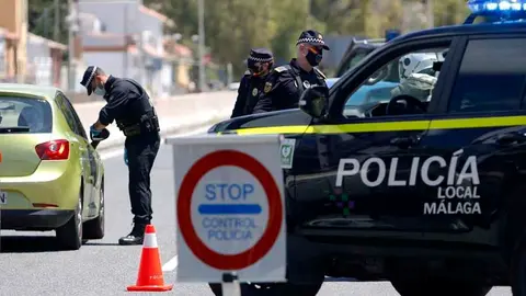 Polic&iacute;a Local de M&aacute;laga durante un control | EP
