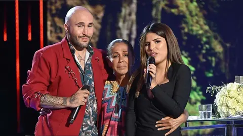 Isabel Pantoja junto a sus dos hijos