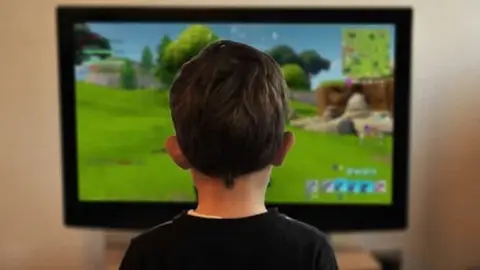 Ni&ntilde;o jugando al Fortnite