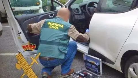 Un agente de la guardia civil