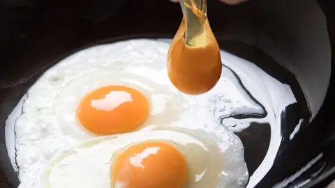 Friendo Huevos fritos