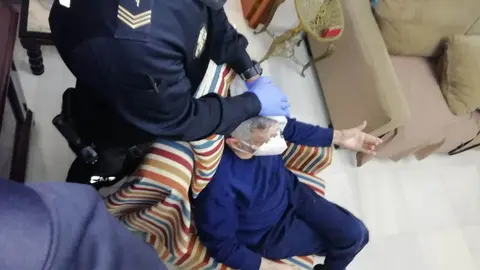 policia nacional anciano herido