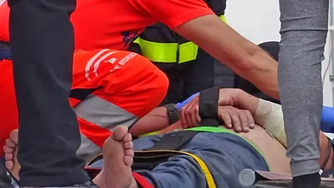 Bomberos, Polic&iacute;a Nacional y Sanitarios atienden a una persona herida en Jerez de la Frontera | Jes&uacute;s Catal&aacute;n para El MIRA