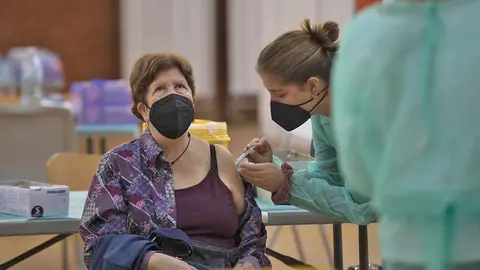 Mujer recibe la vacuna del Covid-19 en Andaluc&iacute;a | Fotograf&iacute;a de Europa Press