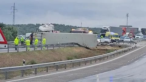 Vuelco de Cami&oacute;n en la A-4 destino Madrid, en el t&eacute;rmino municipal de Villanueva de la Reina