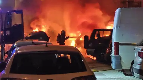 Coches ardiendo en M&aacute;laga | Foto de CPB M&aacute;laga