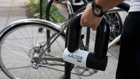 Un candado de bicicleta