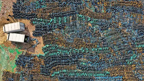 Cementerio de bicicletas apiladas en China