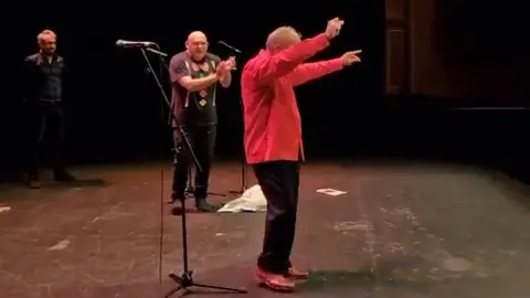 Luis Lara en el teatro Villamarta de Jerez acaba por buler&iacute;as