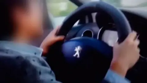El menor fue grabado conduciendo