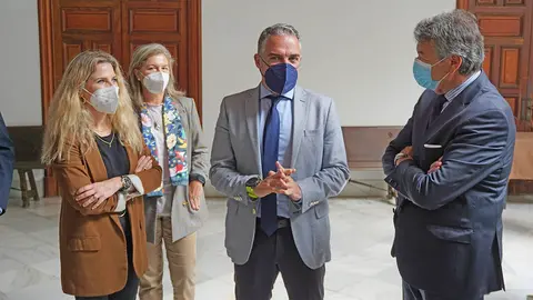 El&iacute;as Bendodo junto a Ana Mestre y C&eacute;sar Salda&ntilde;a, presidente del Consejo Regulador del Vino de Jerez | JNC