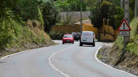 Carretera A-8063 entre Tomares y