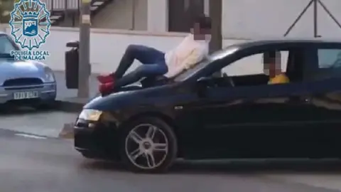 Conduciendo con un amigo en el cap&oacute; del coche