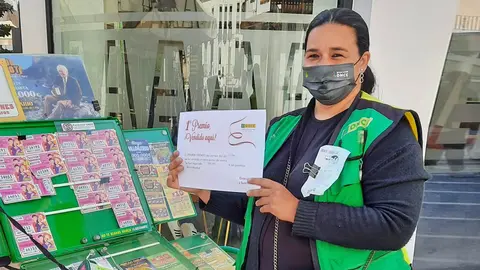 Vendedora de la ONCE, Noelia Vidal Gonz&aacute;lez, da el primer premio en Jerez