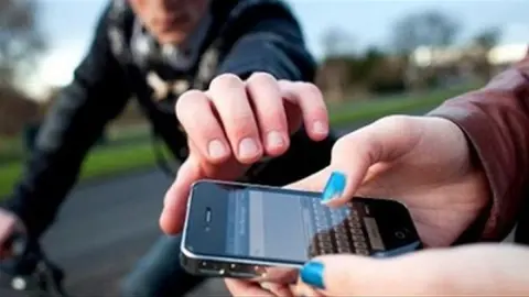 Robo del m&oacute;vil a un menor