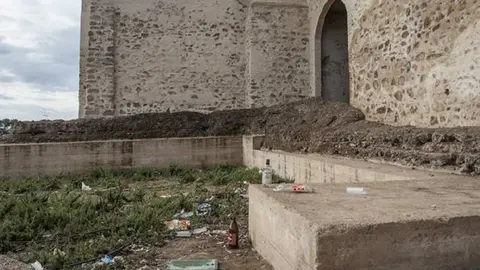 Restos de botellas en un recinto arqueol&oacute;gico