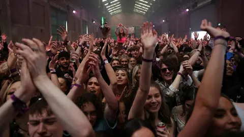 3.000 personas en una discoteca