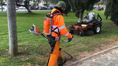 El Ayuntamiento intensifica las labores de adecentamiento y poda en los parques y jardines